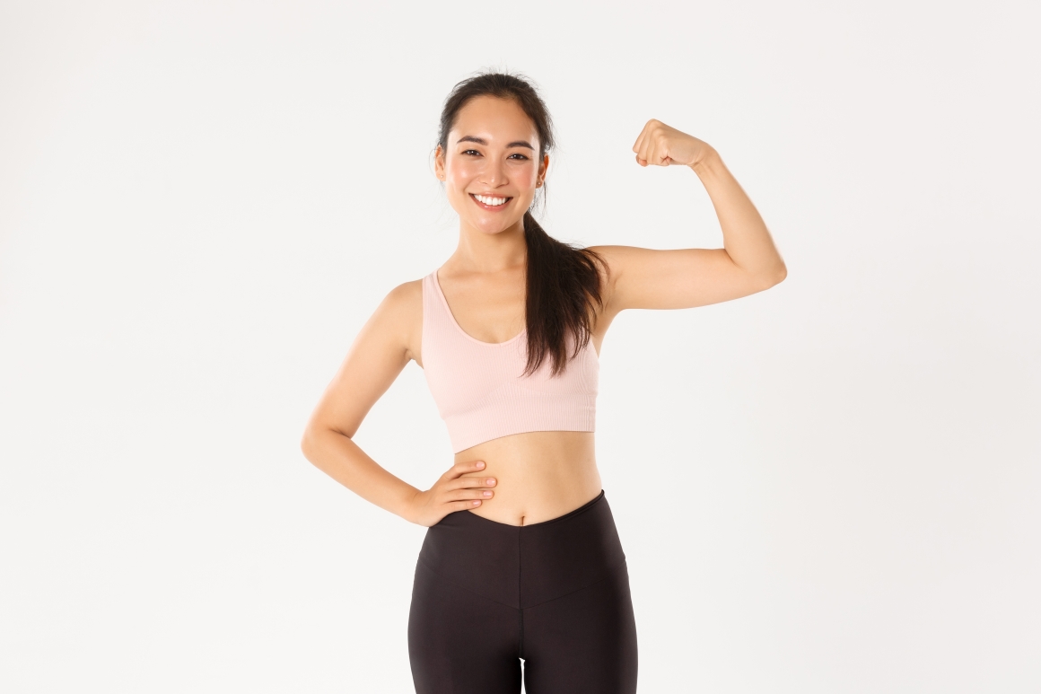 sport-wellbeing-active-lifestyle-concept-portrait-smiling-slim-strong-asian-fitness-girl-personal-workout-trainer-showi